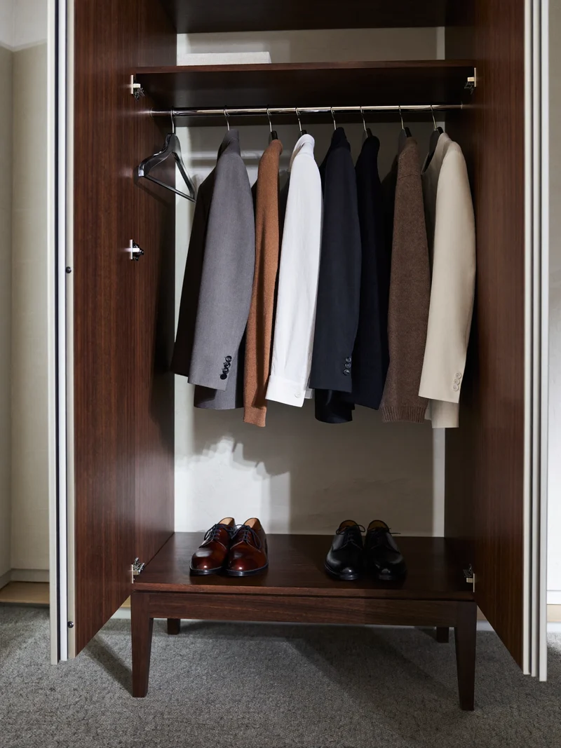 Offener Holzschrank mit Herrenstücken und Lederschuhen, Illustration